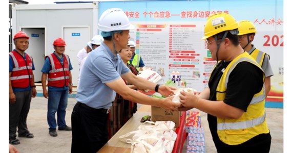 濟南市住房和城鄉建設局赴集團公司在建項目開展“工會送清涼、防暑保安康”慰問活動